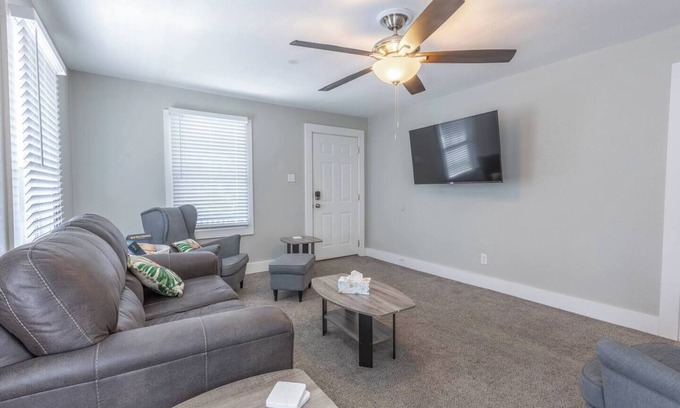 Independence House | Cozy 3-Bedroom Retreat in Independence, MO – Guest Rated 9.8