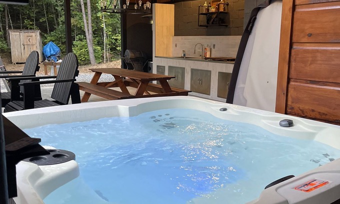 Unaka Cabin | Experience the Smoky Mountains: Relaxing Spa Retreat Awaits