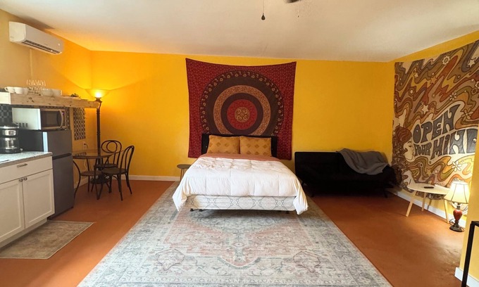 Gulf Breeze House | Explore the Jungle: Family-Friendly Suite Near the Beach