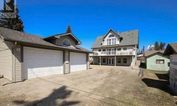 Sylvan Lake House | Discover The Lakeshore Guest House: Sleeps 18 with Pool