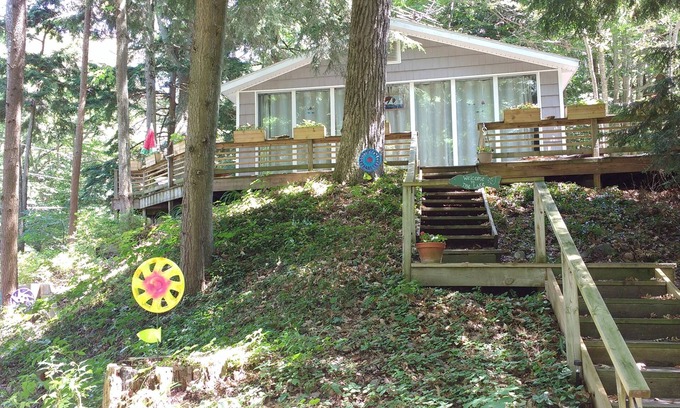 Shelby Cottage | Discover Lake Michigan - Cozy Hilltop Cottage with Pool