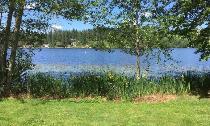 Eatonville House | Lakefront Bungalow: Perfect Family Getaway Near Mt