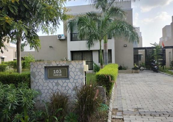Sanand Villa | Discover the Otherside: Family-Friendly & Pet Welcoming!