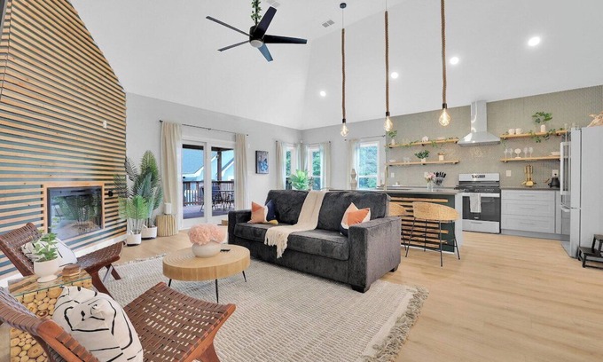Rex House | Explore the Urban Jungle: Family-Friendly with Pool Access