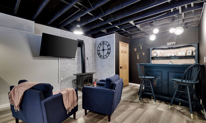 Greentown House | Discover Whitetail Lodge: Family and Pet-Friendly Retreat