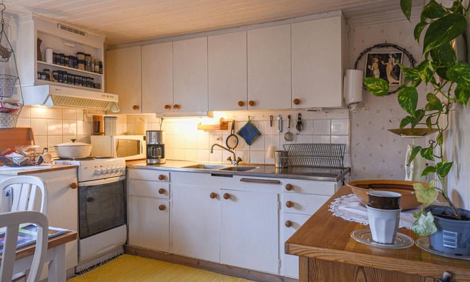 Falkoping House | Charming Cottage Retreat with Lake View and Spa Amenities