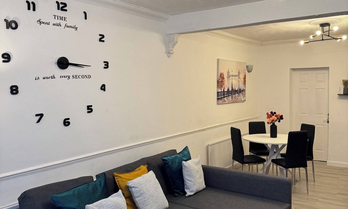 Valence House | Welcome to this newly renovated cozy & charming home in Dagenham, East London