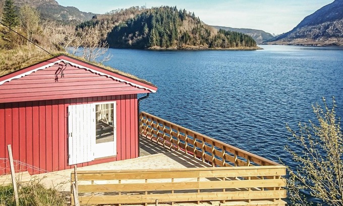 Hyllestad House | Discover Your Dream Getaway at This Lakeside Retreat