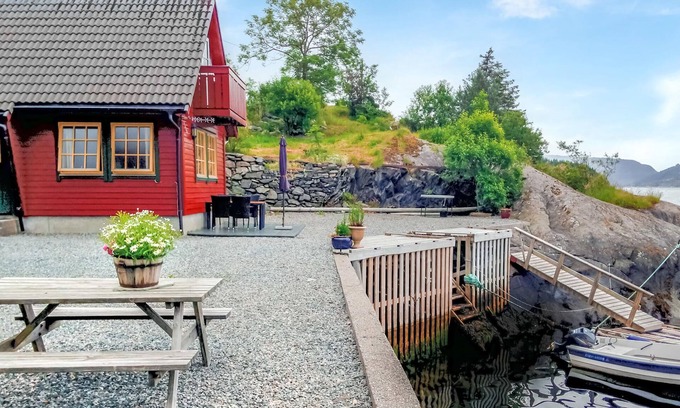 Hyllestad House | Idyllic Cottage Retreat on the Fjord with Lake View & Spa