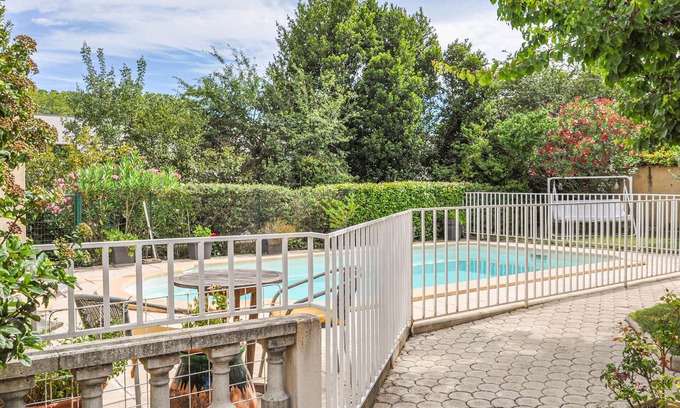 Rognonas House | Welcome to this welcoming and homey cottage with private swimming pool.
