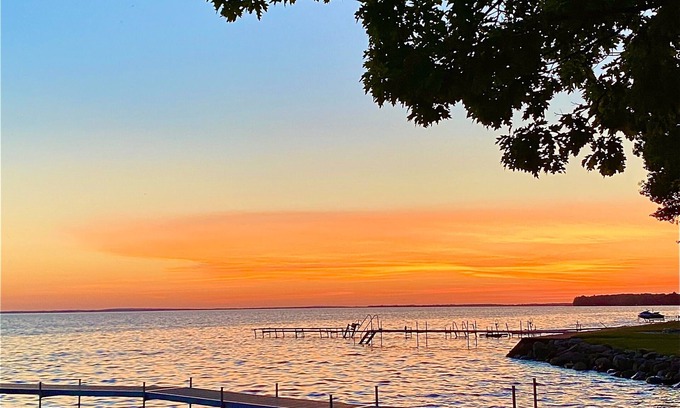 Houghton Lake House | Explore Trail's End Cottage on Houghton Lake - Pet Friendly!