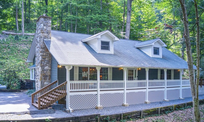 Waynesville House | Discover Water Rock Escape: Pet-Friendly Getaway Awaits