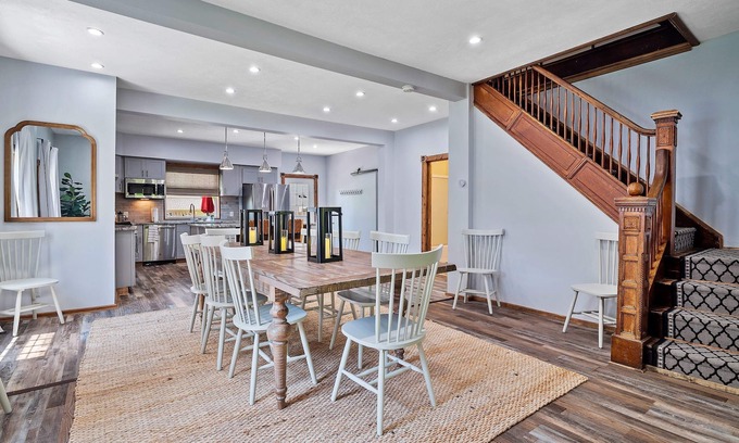 Geneva House | Relaxed Getaway in Wine Country with Spa & Kitchen Amenities