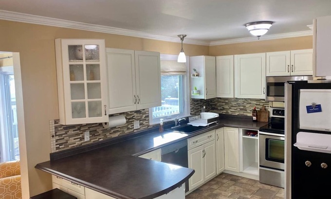 Fredericton House | Discover Your Ideal Family Retreat in a Quiet Neighborhood