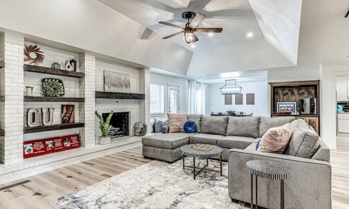 Norman House | Discover Your Perfect Retreat in Norman, OK with Pool & Breakfast