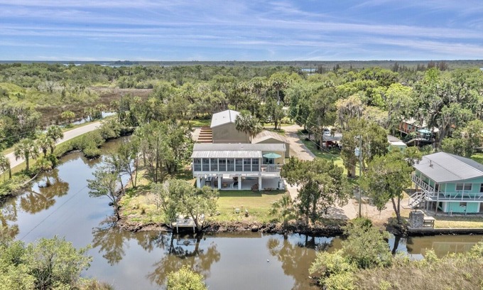 Crystal River House | Discover Your Hidden Paradise at TheeNest – Rated 9.8/10