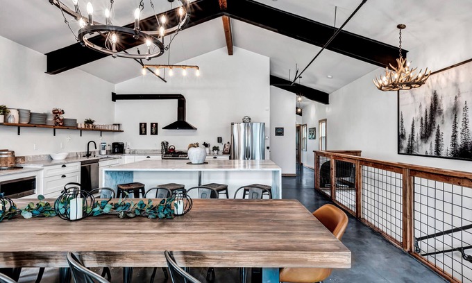Leavenworth House | Franz Lodge: Ideal for Groups with Hot Tub & Pet Friendly