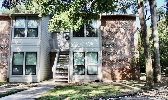 Dry Creek West Condo | Discover Your City Treehouse Oasis with Pool Access