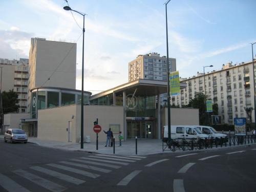 Gennevilliers House | Budget-Friendly Hotel with Pet Friendly & Hot Tub Amenities