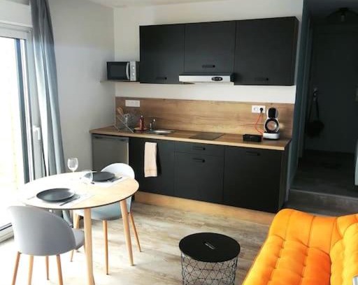 Agen Apartment | Relax at Agen Electrik Lady Apartment with Free WiFi & Terrace