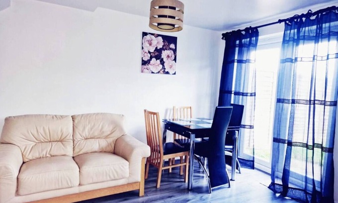 Laindon House | Inviting 2-Bedroom Retreat with Free Wi-Fi & Hot Tub