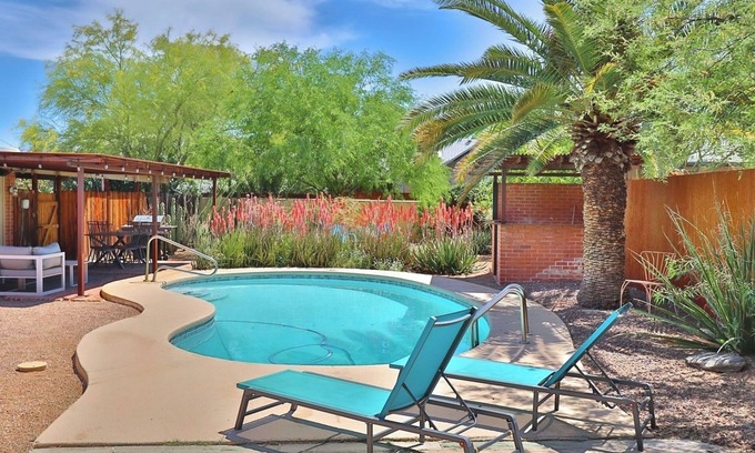 Keeling House | Welcoming 3-bedroom, 2-bathroom Retreat with Pool Nestled In the Heart of the City.