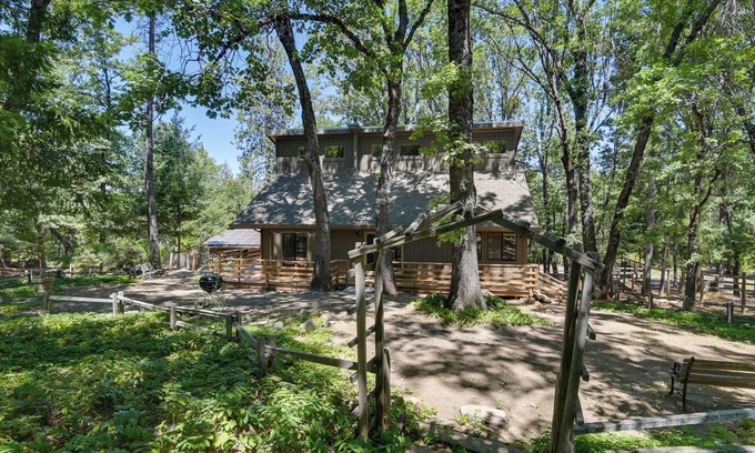 Middletown Cabin | Inviting Cole Ridge Chalet in Kelseyville with Pool & Spa