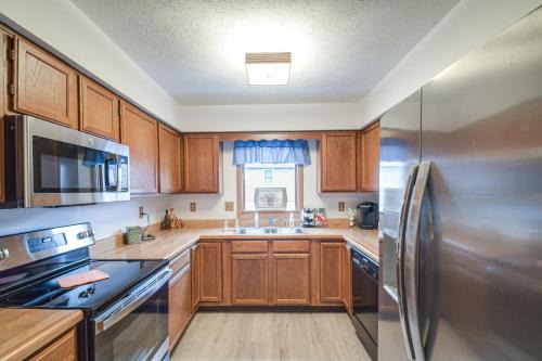Quad Cities Apartment | Cozy Condo in Davenport: Ideal for Family Getaways!