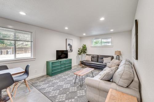 Grants Pass House | Inviting Grants Pass Retreat - Steps from the Park!
