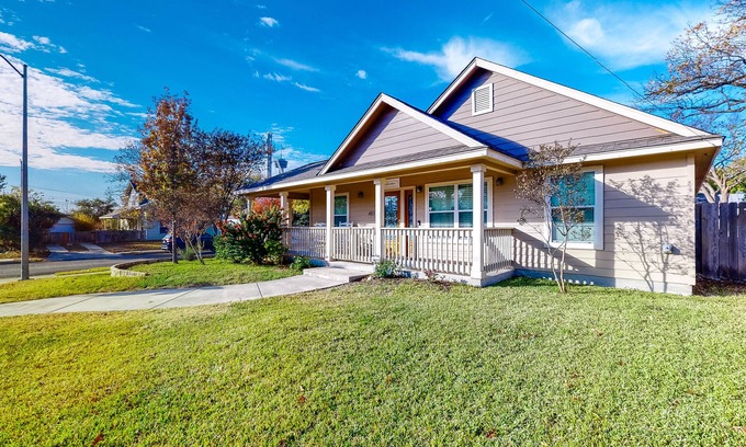 Historic Garderns House | Inviting Home Steps from Alamodome & River Walk with Pool