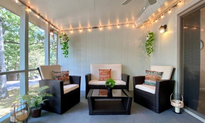 Hot Springs Village House | Inviting Hotel with Pet-Friendly Amenities & Top Reviews