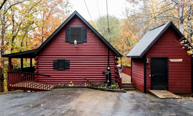 Gatlinburg - Pigeon Forge Cabin | Inviting Rustic Retreat with Hot Tub & Indoor Jacuzzi