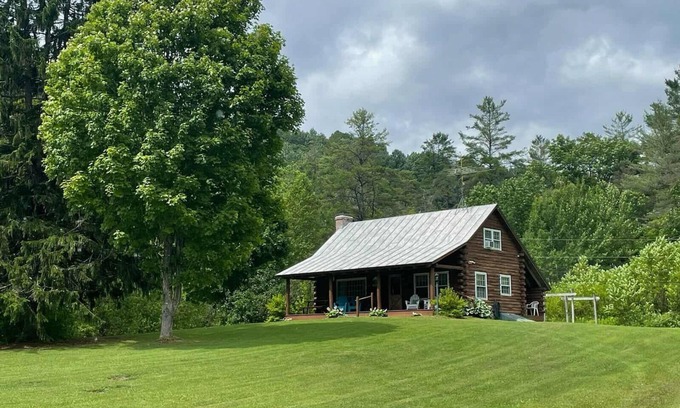 Tunbridge Cabin | Welcoming to this cozy 3-bedroom cabin on 100 acres, in Tunbridge