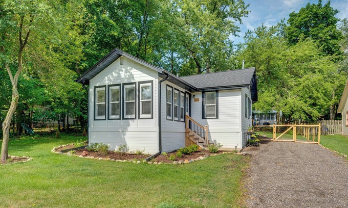 Williams Bay Cottage | Cozy Williams Bay Cottage with Fireplace and Deck Escape