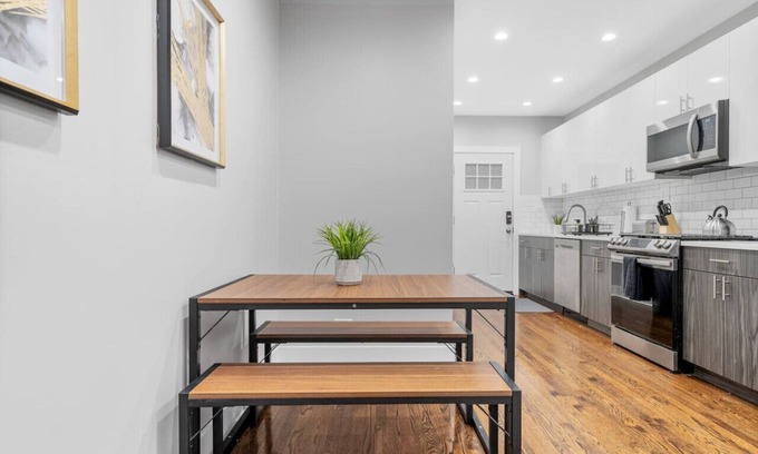 Chicago Apartment | Cozy 2BR Home in Chicago with Breakfast & Family Amenities