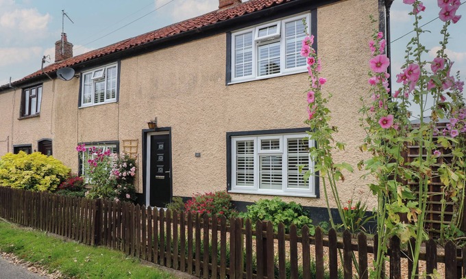 Grimston House | Family-Friendly Well Cottage: Character Retreat in Grimston