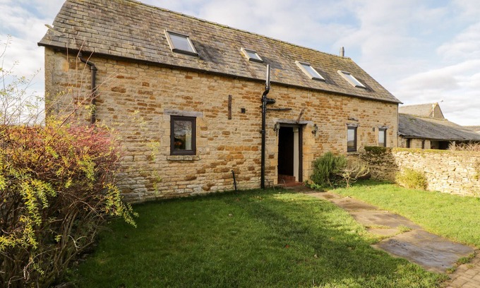Longborough Cottage | Pet-Friendly Well Cottage with Garden in Stow-On-The-Wold