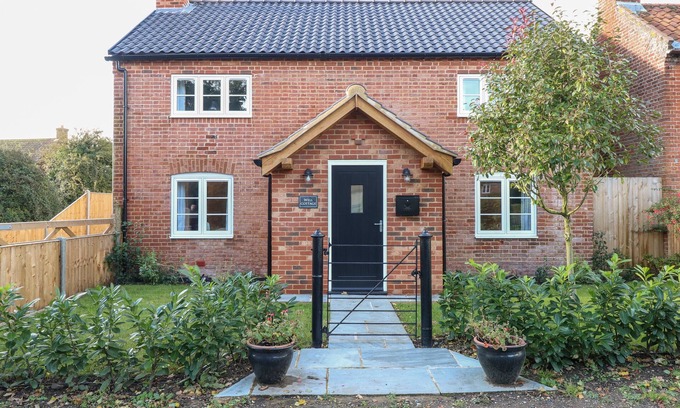 Seething Cottage | Pet-Friendly Well Cottage with Open Fire in Loddon