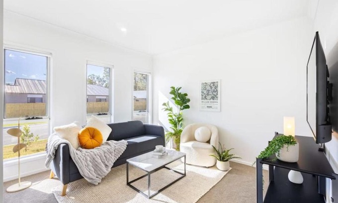 Browns Plains House | Beautiful 4BR Family Home Just Steps from the Mall