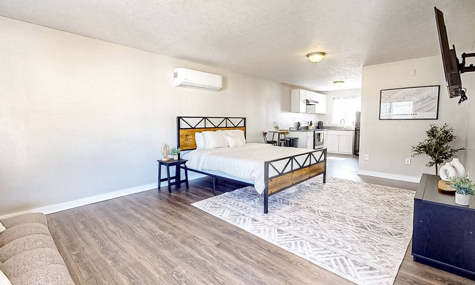 La Follette Apartment | Cozy Downtown Studio with Firepit, Fast WiFi & BBQ