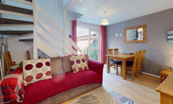 Saint Erth Praze Apartment | Family-Friendly Retreat with Pool and Ocean Views