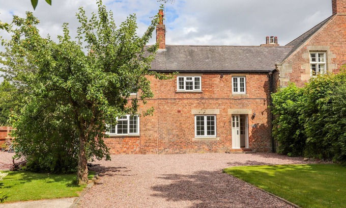 Chester Cottage | WELL HOUSE FARM FLAT 1, pet friendly, with a garden in Bretton