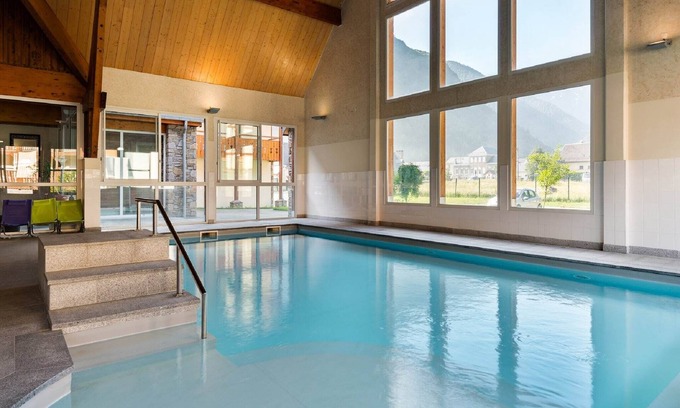 Saint-Mamet Apartment | Well-kept apartment with thermal baths