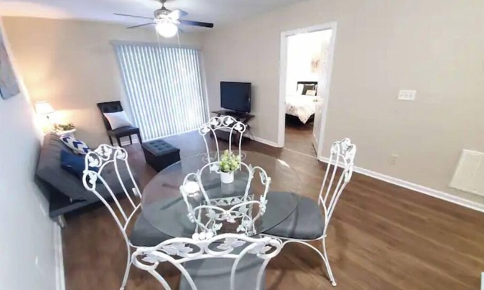 Anderson Apartment | Ideal Hotel: Lake View, Spa, and 10/10 Guest Rating