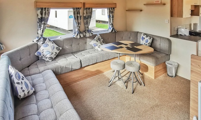 Narberth House | Inviting Caravan with Pool, Kitchen & Family-Friendly Amenities
