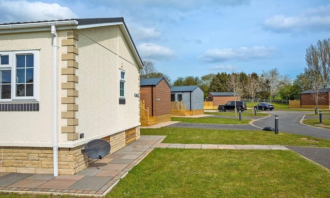 Hutton Rudby Ski Chalet | Modern Luxury Lodge with En-Suite & Hot Tub Amenities