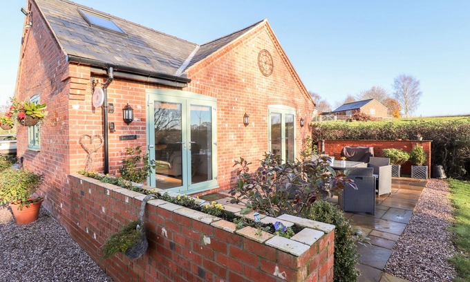 Cheshire West and Chester Cottage | Idyllic Well View Cottage with Garden in Tarporley