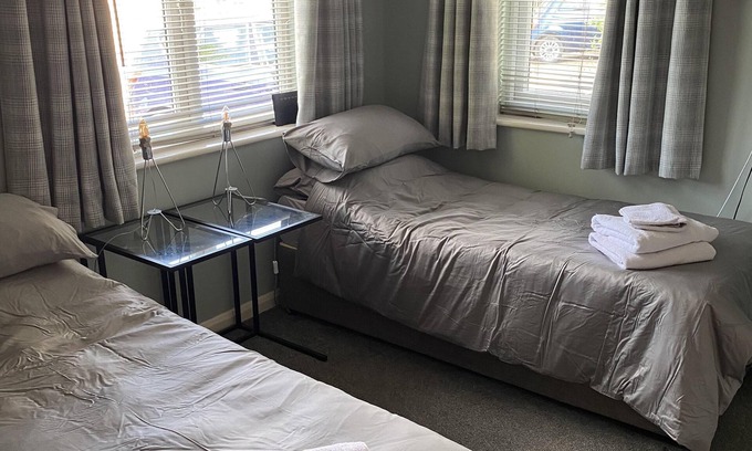 Tring House | Comfortable Wellbrook Rooms with Breakfast & Family Amenities