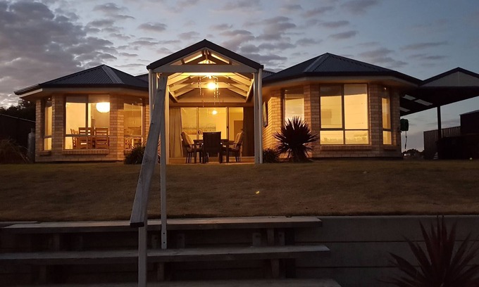 Seymour House | Exceptional Wellington Marina Holiday House with Pool & Breakfast