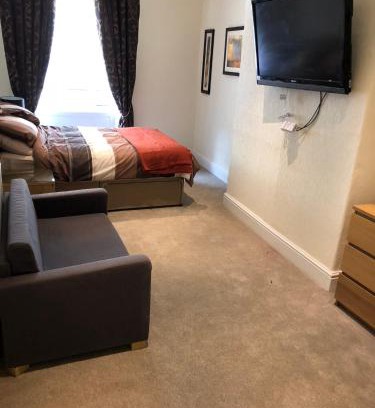Dewsbury Bed & Breakfast | Cozy Wellington Tavern Accommodation with Pool and Pets Welcome
